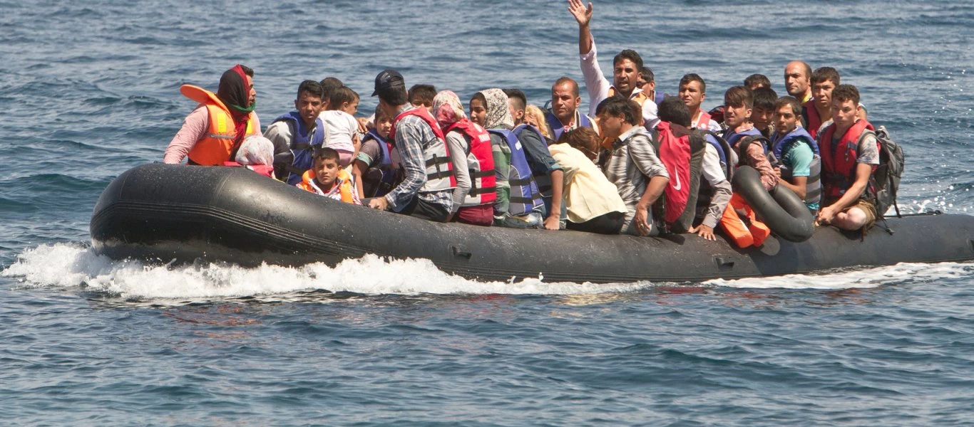 Βάρκα γεμάτη αλλοδαπούς παράνομους μετανάστους με σβηστά φώτα έπεσε πάνω σε σκάφος του Λιμενικού Σώματος (upd)